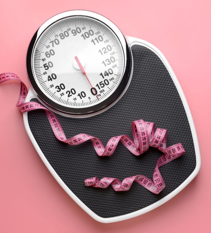 A photo of a se tof scales and measuring tape